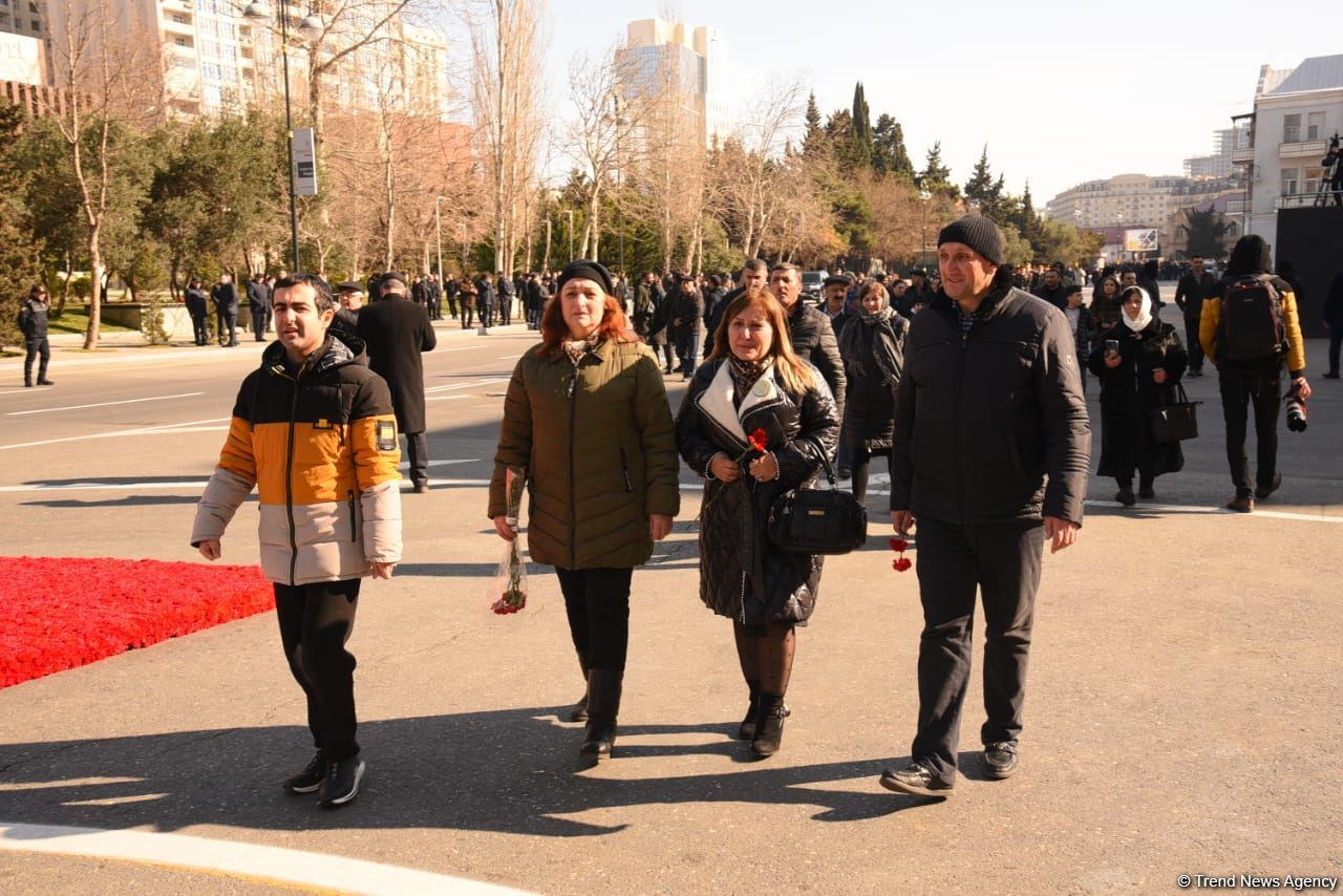 Azerbaijani people honor memory of Khojaly genocide victims (PHOTO)