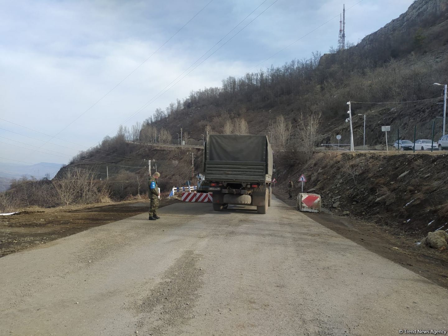 Vehicle of Russian peacekeepers moves freely along Azerbaijan's Lachin-Khankendi road (PHOTO)