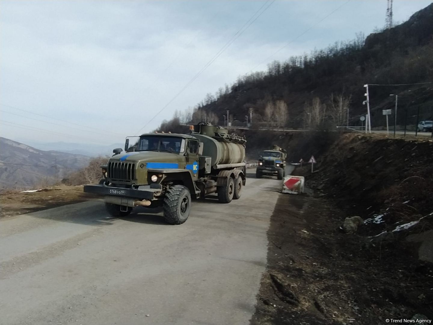 Vehicle of Russian peacekeepers moves freely along Azerbaijan's Lachin-Khankendi road (PHOTO)