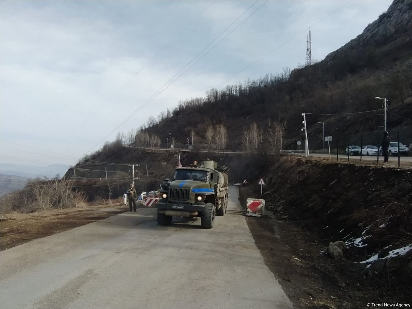 Vehicle of Russian peacekeepers moves freely along Azerbaijan's Lachin-Khankendi road (PHOTO)