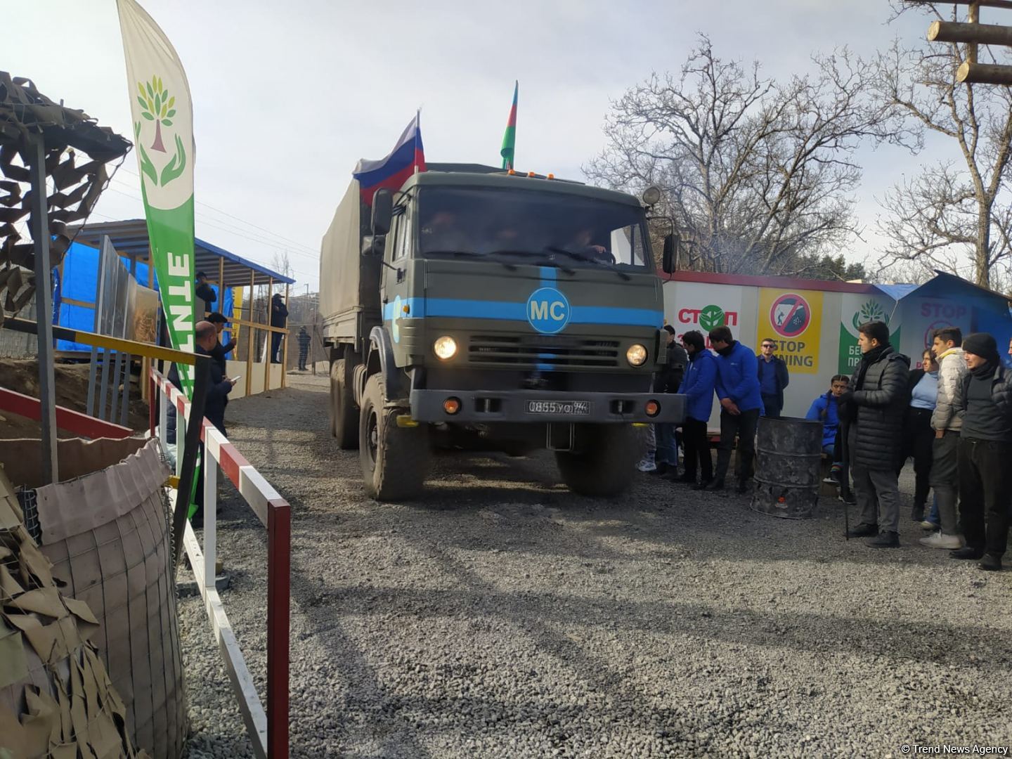 Vehicle of Russian peacekeepers moves freely along Azerbaijan's Lachin-Khankendi road (PHOTO)