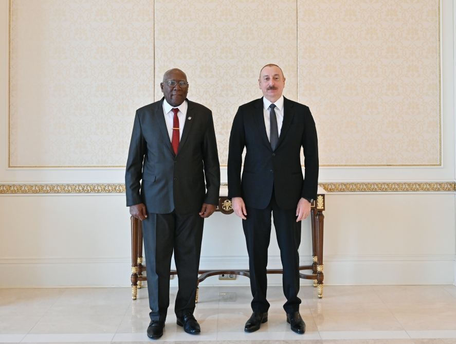 President Ilham Aliyev receives delegation led by VP of Cuba (PHOTO/VIDEO)