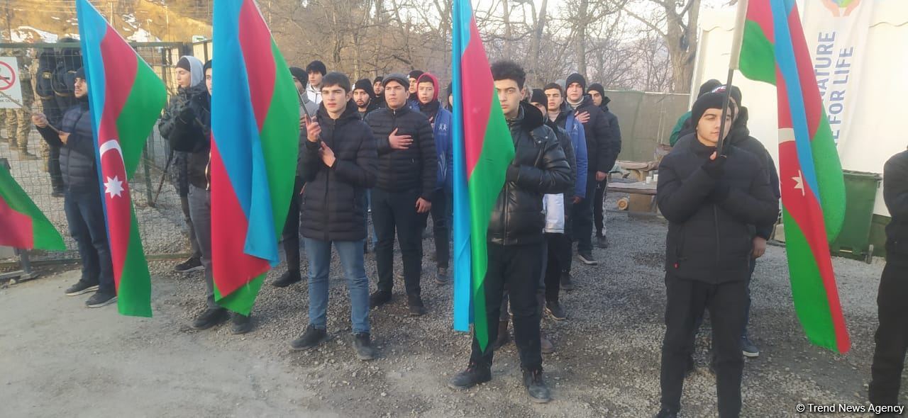 Peaceful protest of Azerbaijanis continues on Lachin-Khankendi road (PHOTO)