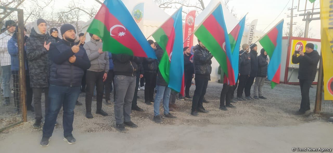 Peaceful protest of Azerbaijanis continues on Lachin-Khankendi road (PHOTO)