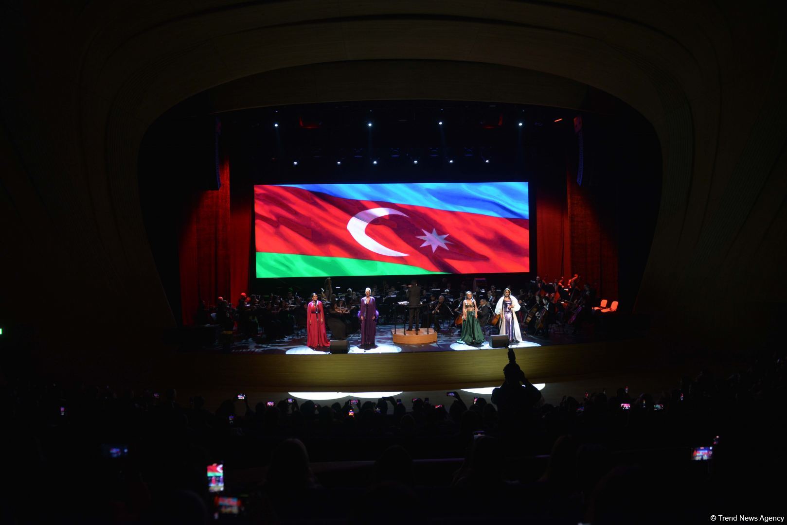 Stunning harmony of high art opera and fashion - Heydar Aliyev Center's gift for March 8 (PHOTO)
