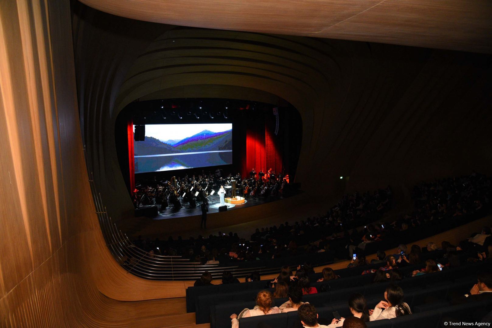 Stunning harmony of high art opera and fashion - Heydar Aliyev Center's gift for March 8 (PHOTO)