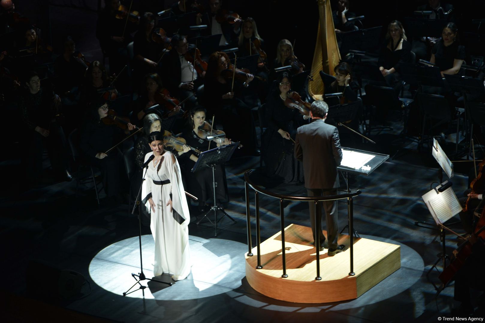 Stunning harmony of high art opera and fashion - Heydar Aliyev Center's gift for March 8 (PHOTO)