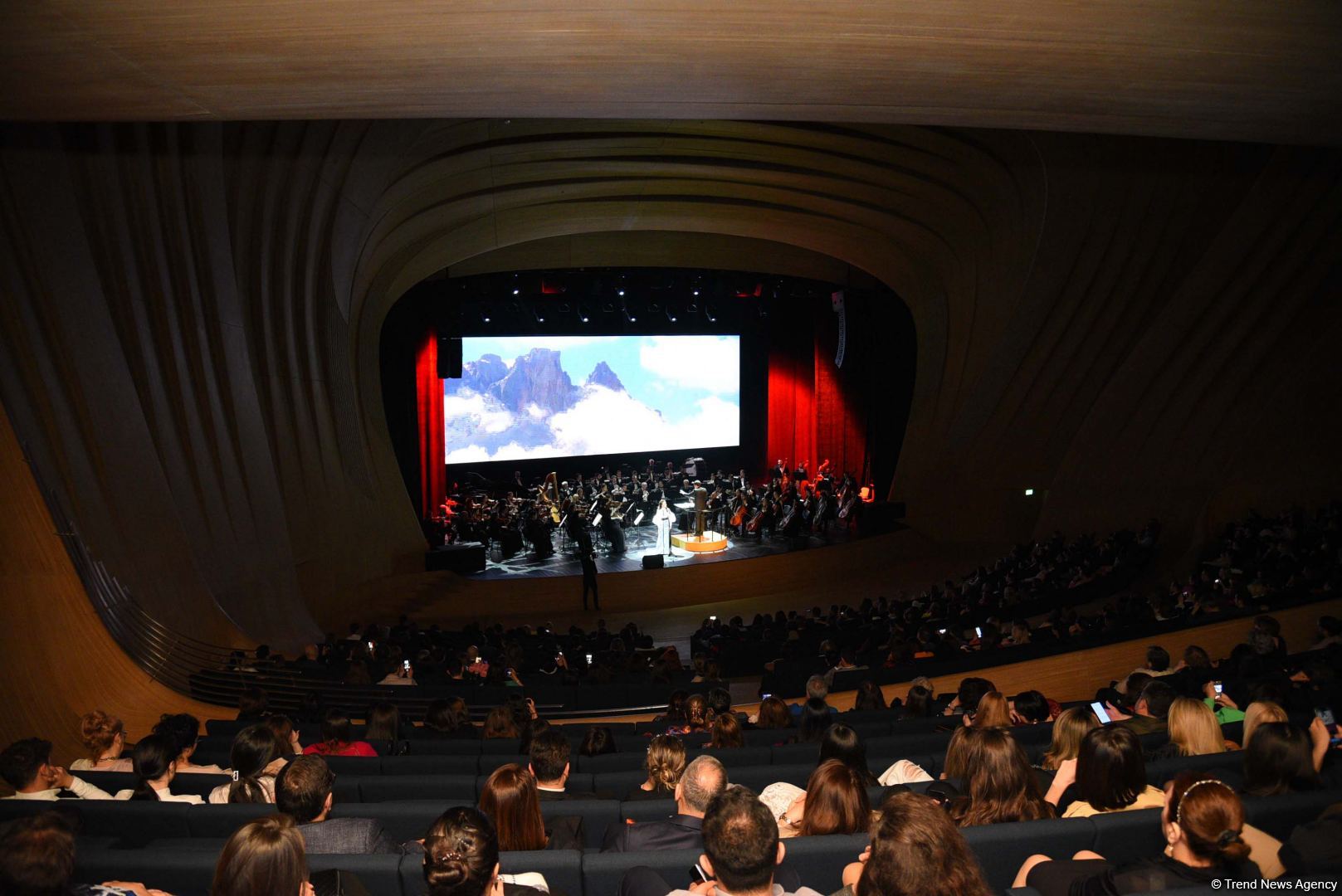 Stunning harmony of high art opera and fashion - Heydar Aliyev Center's gift for March 8 (PHOTO)