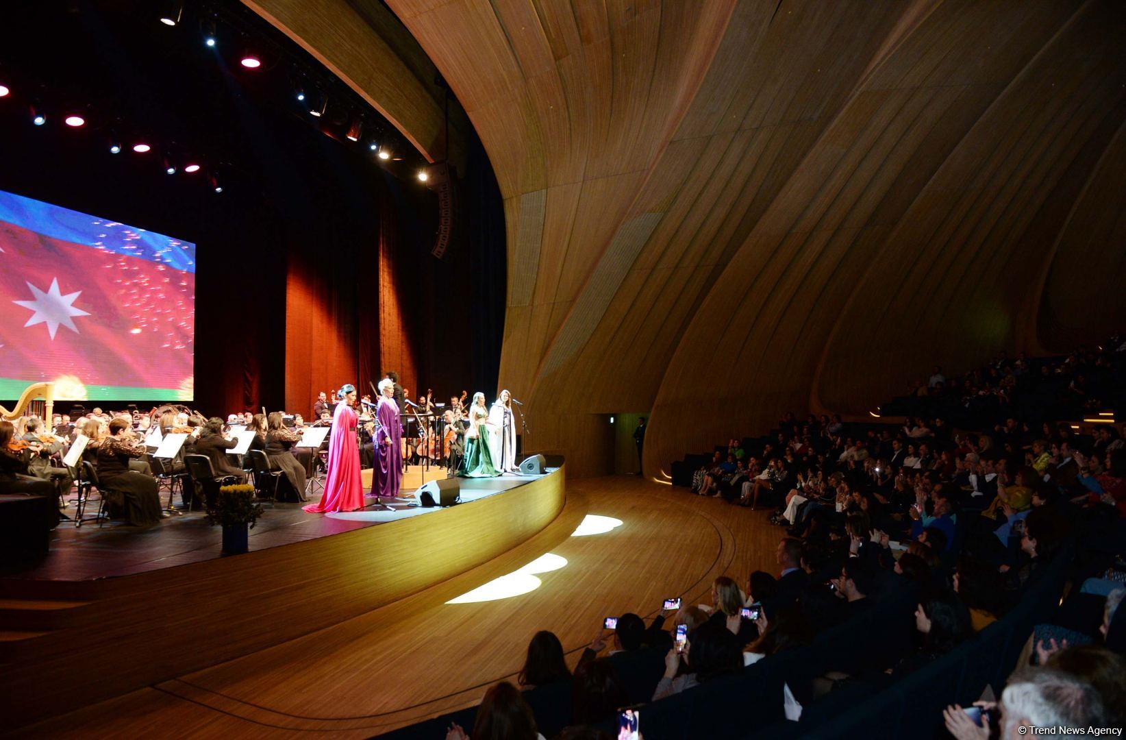 Stunning harmony of high art opera and fashion - Heydar Aliyev Center's gift for March 8 (PHOTO)