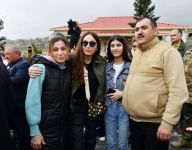 Heartfelt meeting of President Ilham Aliyev and First Lady Mehriban Aliyeva with residents of Talish village (PHOTO)