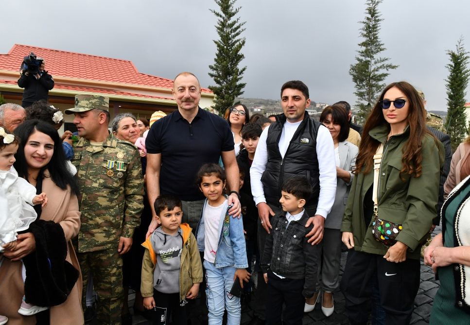 Heartfelt meeting of President Ilham Aliyev and First Lady Mehriban Aliyeva with residents of Talish village (PHOTO)