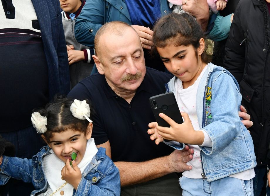 Heartfelt meeting of President Ilham Aliyev and First Lady Mehriban Aliyeva with residents of Talish village (PHOTO)