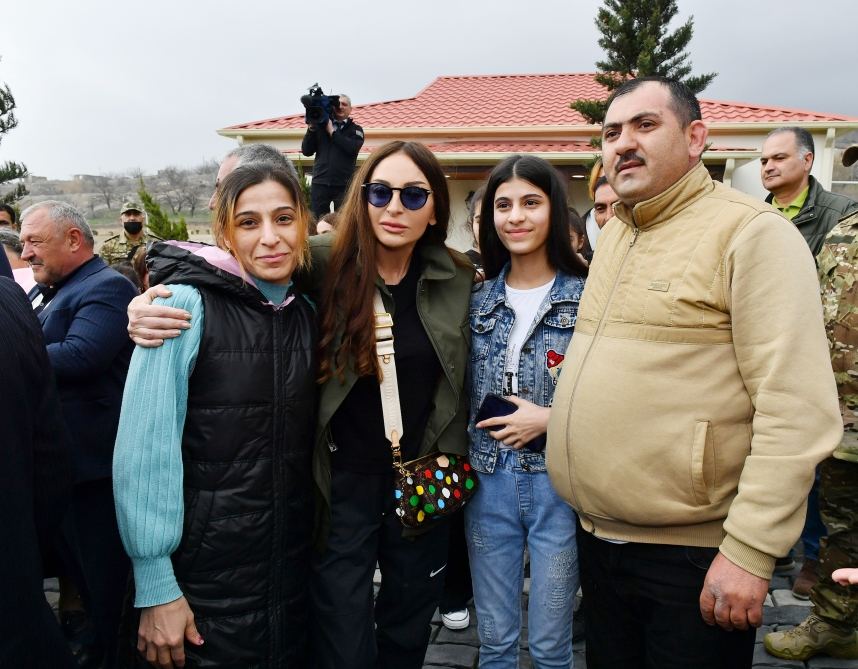 Heartfelt meeting of President Ilham Aliyev and First Lady Mehriban Aliyeva with residents of Talish village (PHOTO)