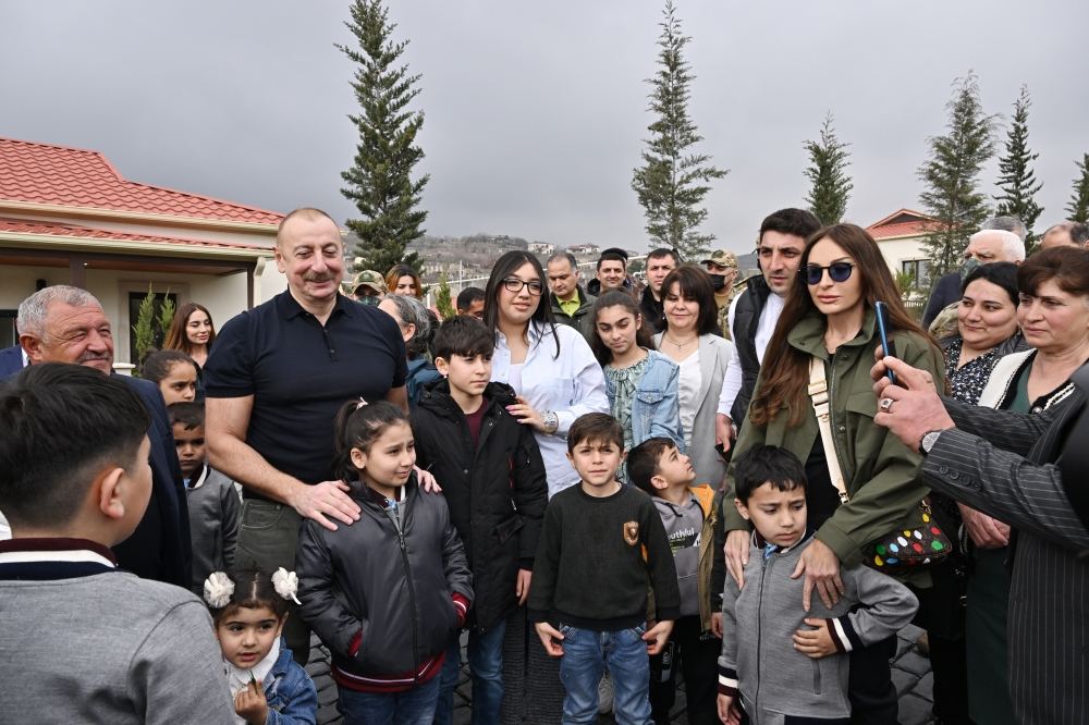Heartfelt meeting of President Ilham Aliyev and First Lady Mehriban Aliyeva with residents of Talish village (PHOTO)