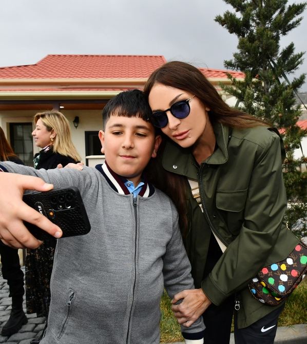 Heartfelt meeting of President Ilham Aliyev and First Lady Mehriban Aliyeva with residents of Talish village (PHOTO)