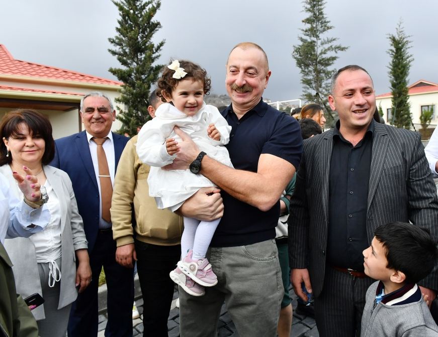 Heartfelt meeting of President Ilham Aliyev and First Lady Mehriban Aliyeva with residents of Talish village (PHOTO)