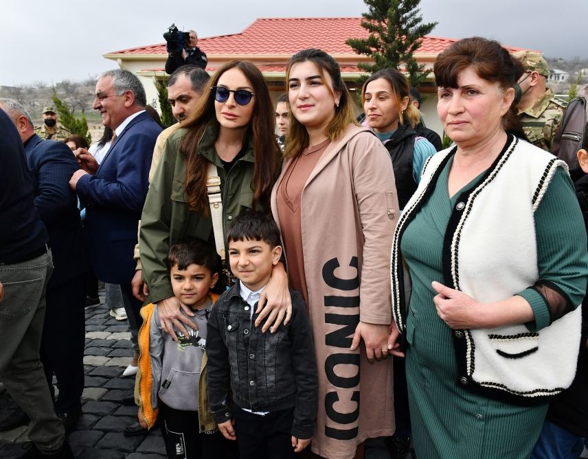 Heartfelt meeting of President Ilham Aliyev and First Lady Mehriban Aliyeva with residents of Talish village (PHOTO)