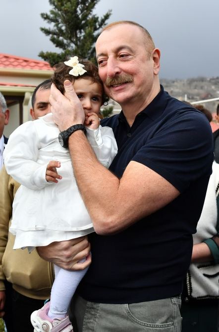 Heartfelt meeting of President Ilham Aliyev and First Lady Mehriban Aliyeva with residents of Talish village (PHOTO)