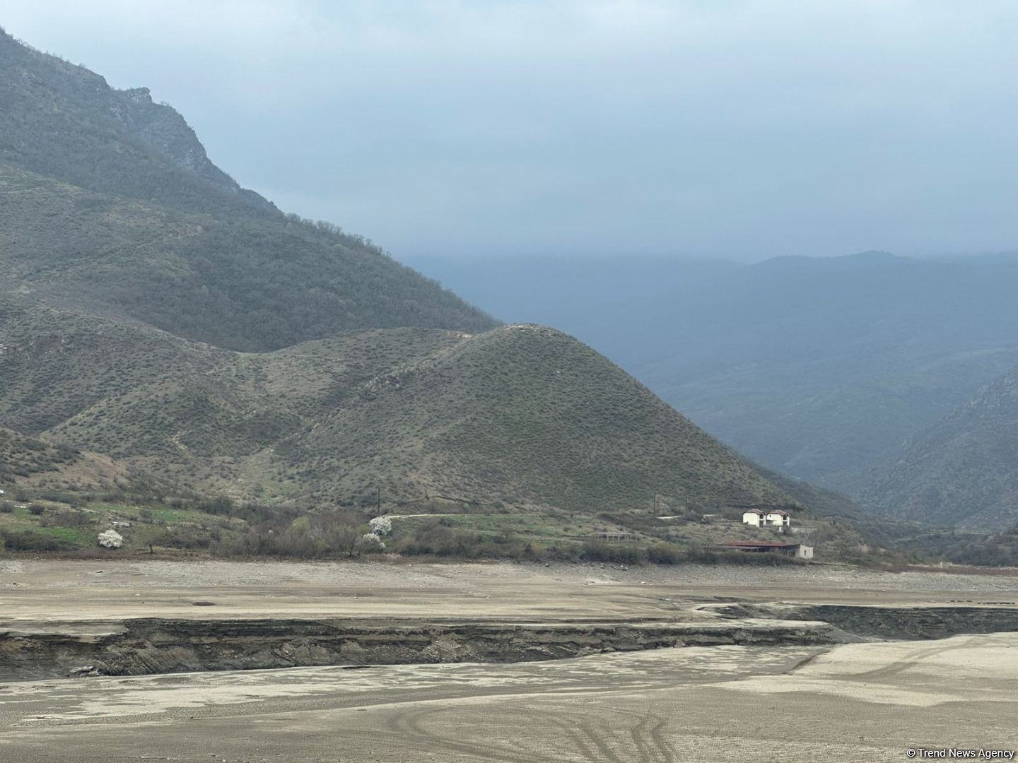 Tourism facilities under construction along Sugovushan reservoir (PHOTO)