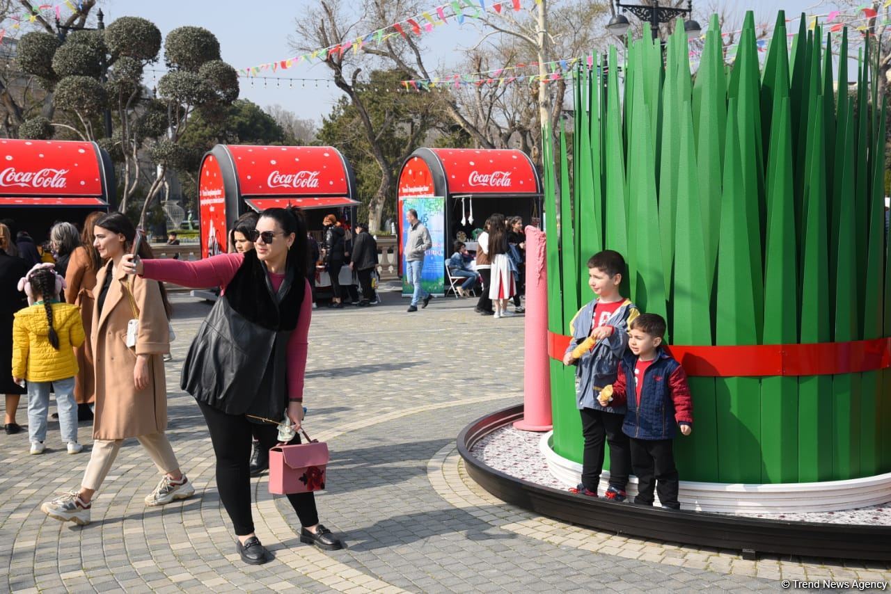 Baku residents celebrating Novruz holiday (PHOTO)