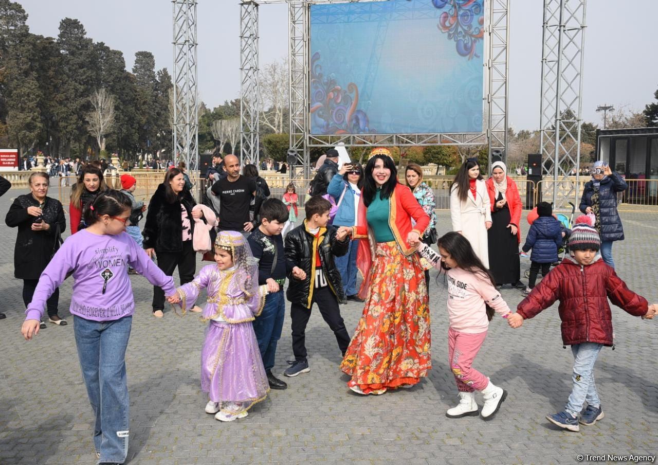 Baku residents celebrating Novruz holiday (PHOTO)