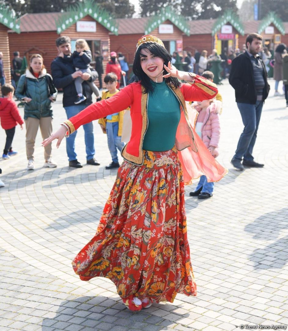 Baku residents celebrating Novruz holiday (PHOTO)