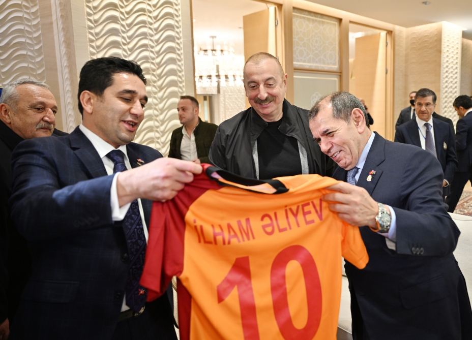 President of Galatasaray football club presents keepsakes to President Ilham Aliyev (PHOTO)