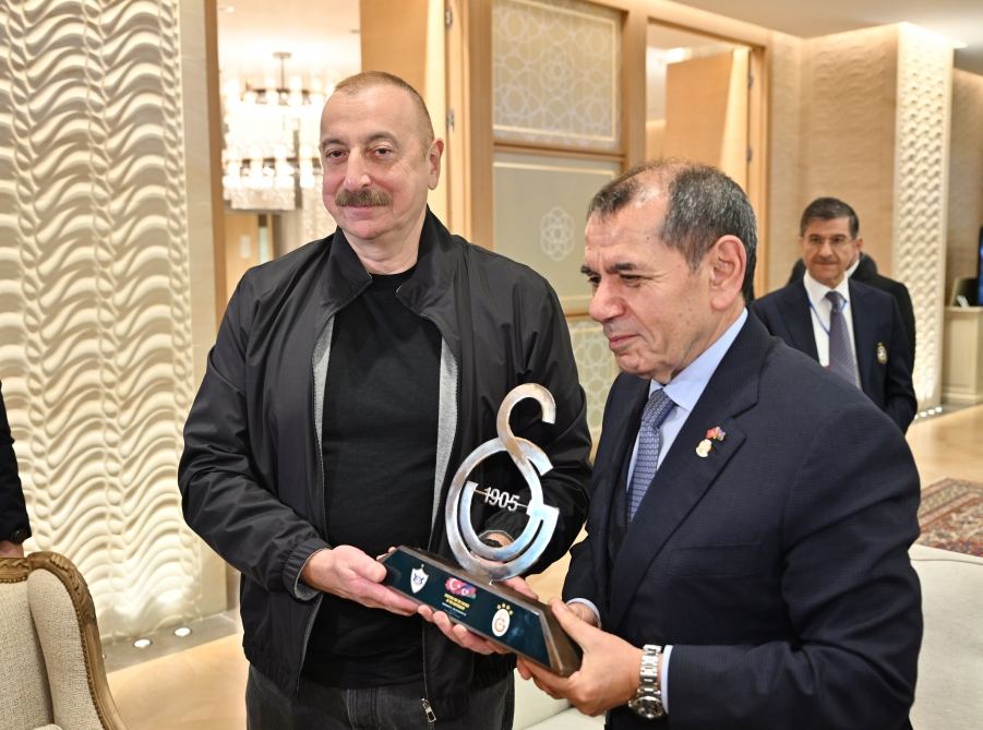 President of Galatasaray football club presents keepsakes to President Ilham Aliyev (PHOTO)