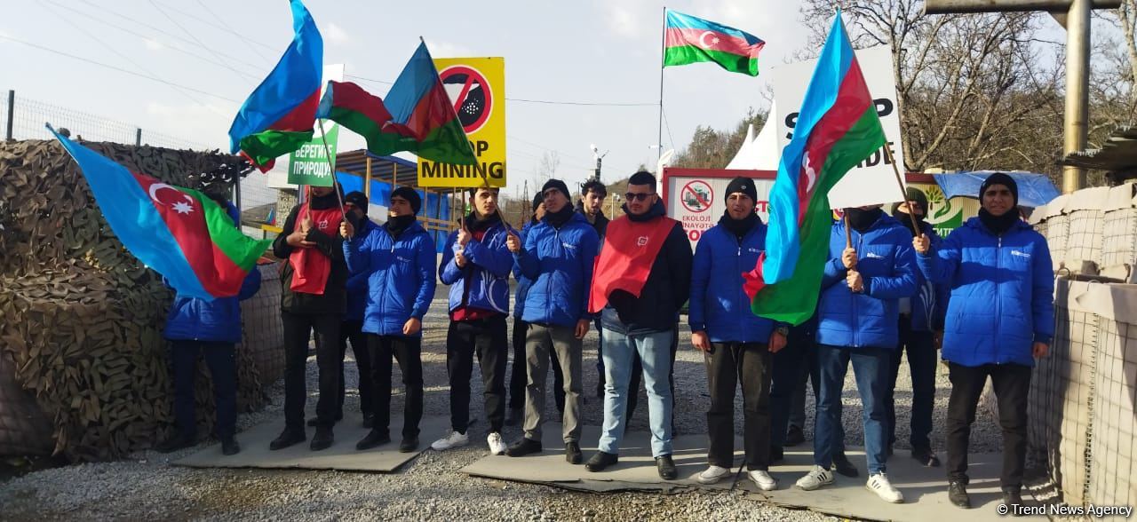 Peaceful protest of Azerbaijani eco-activists continues on Lachin-Khankendi road (PHOTO)
