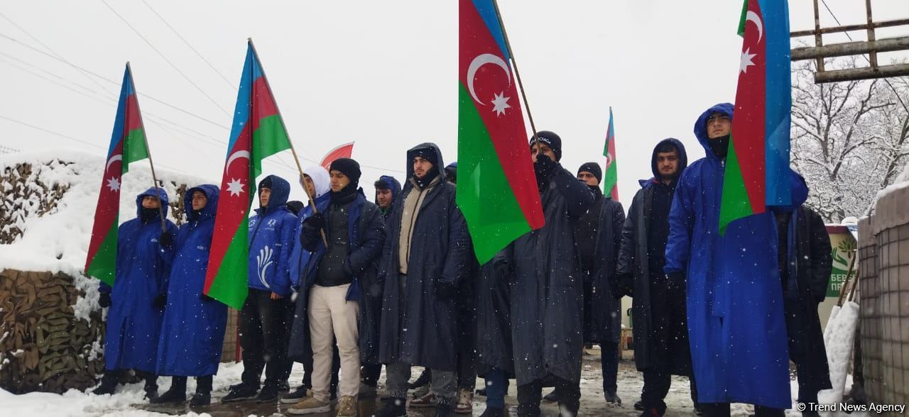 Peaceful protest of Azerbaijani eco-activists continues on Lachin-Khankendi road (PHOTO)