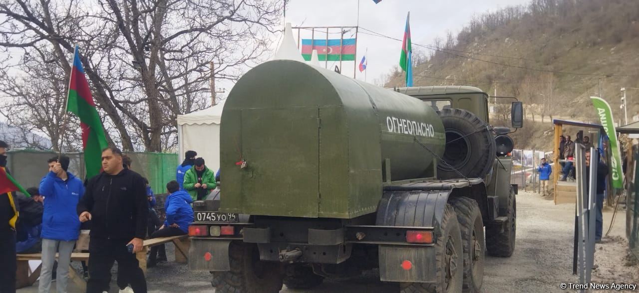 Russian peacekeepers' convoy moves freely along Azerbaijani Lachin-Khankendi road (PHOTO)
