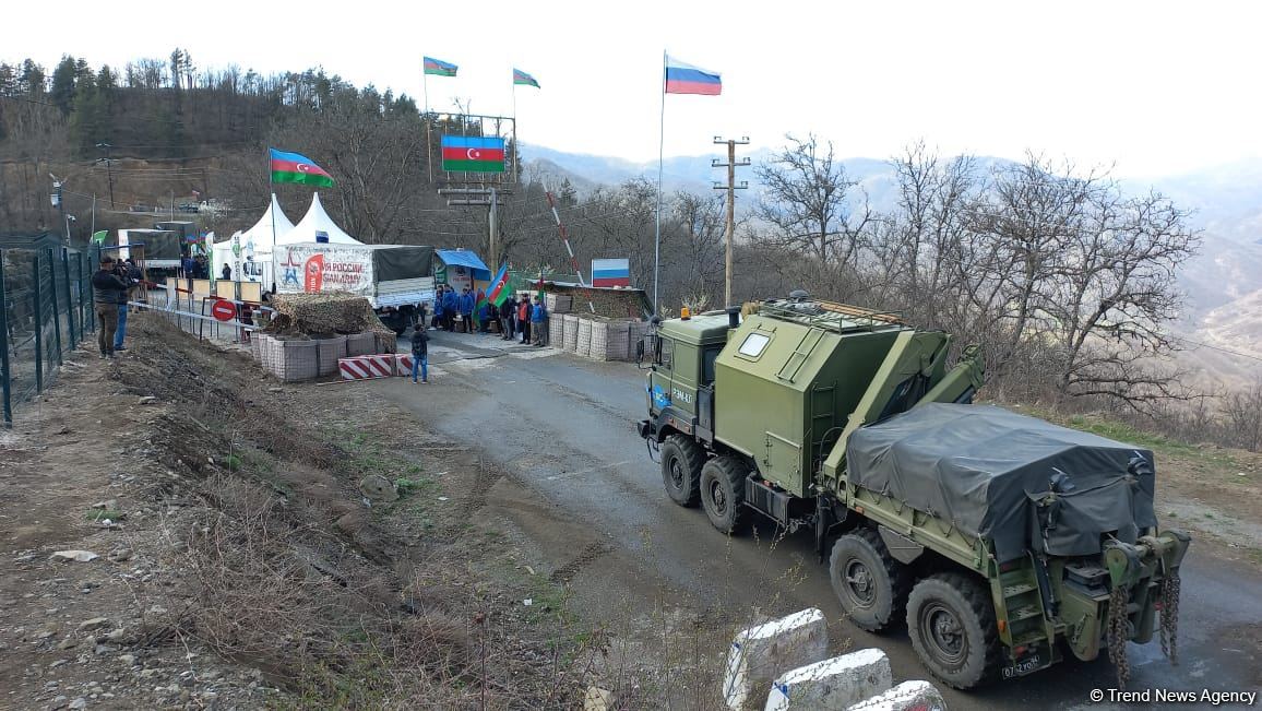 Russian peacekeepers' convoy moves freely along Azerbaijani Lachin-Khankendi road (PHOTO)
