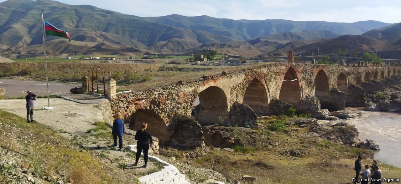 Delegation of US, Israel representatives visits Azerbaijan's Khudafarin bridge