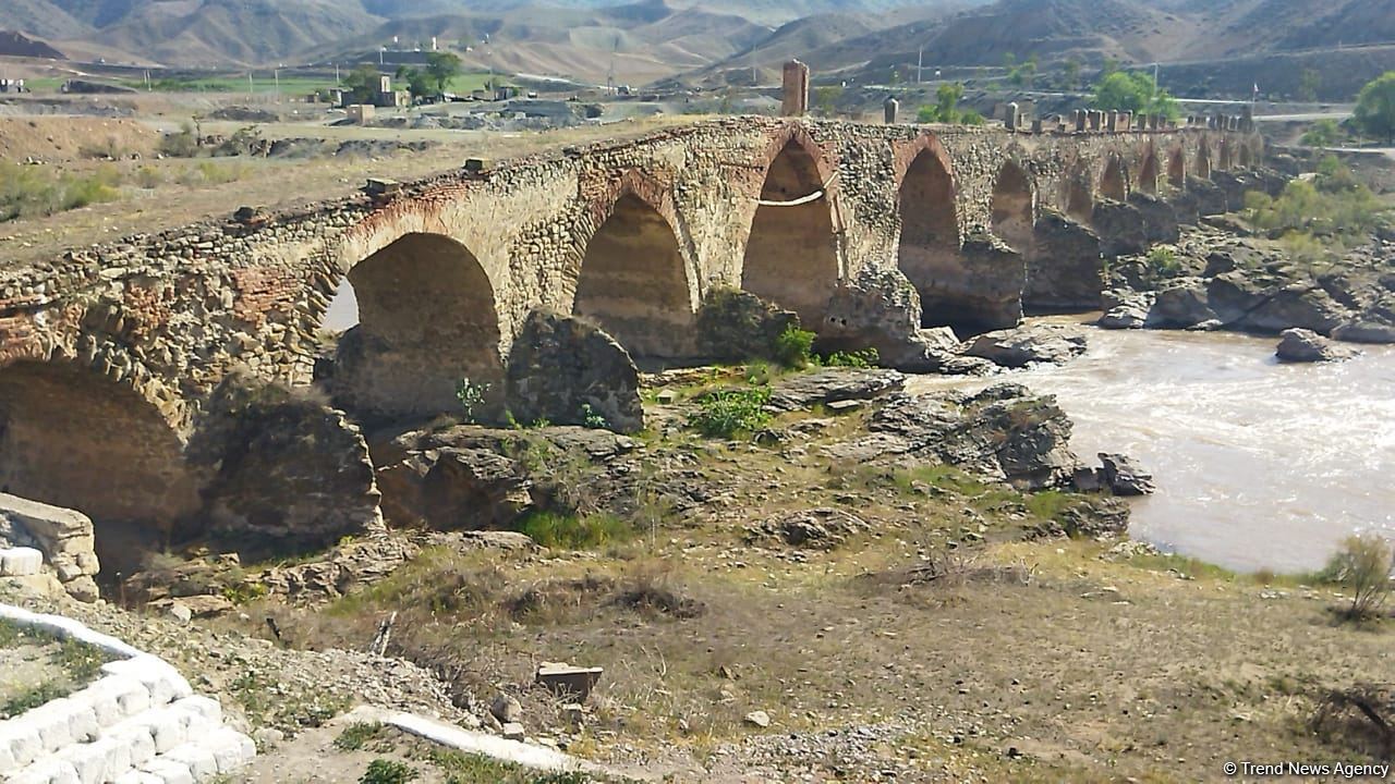 Delegation of US, Israel representatives visits Azerbaijan's Khudafarin bridge