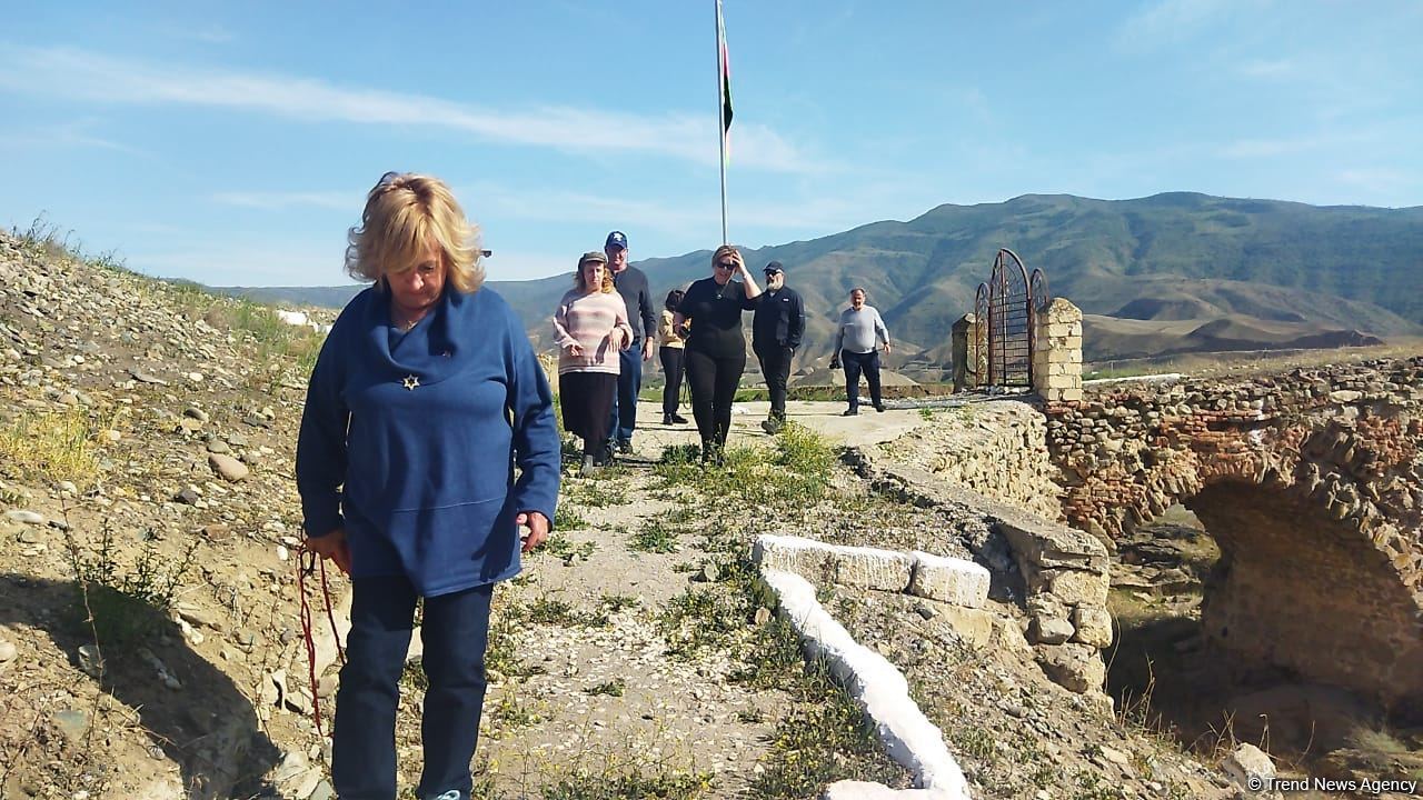 Delegation of US, Israel representatives visits Azerbaijan's Khudafarin bridge