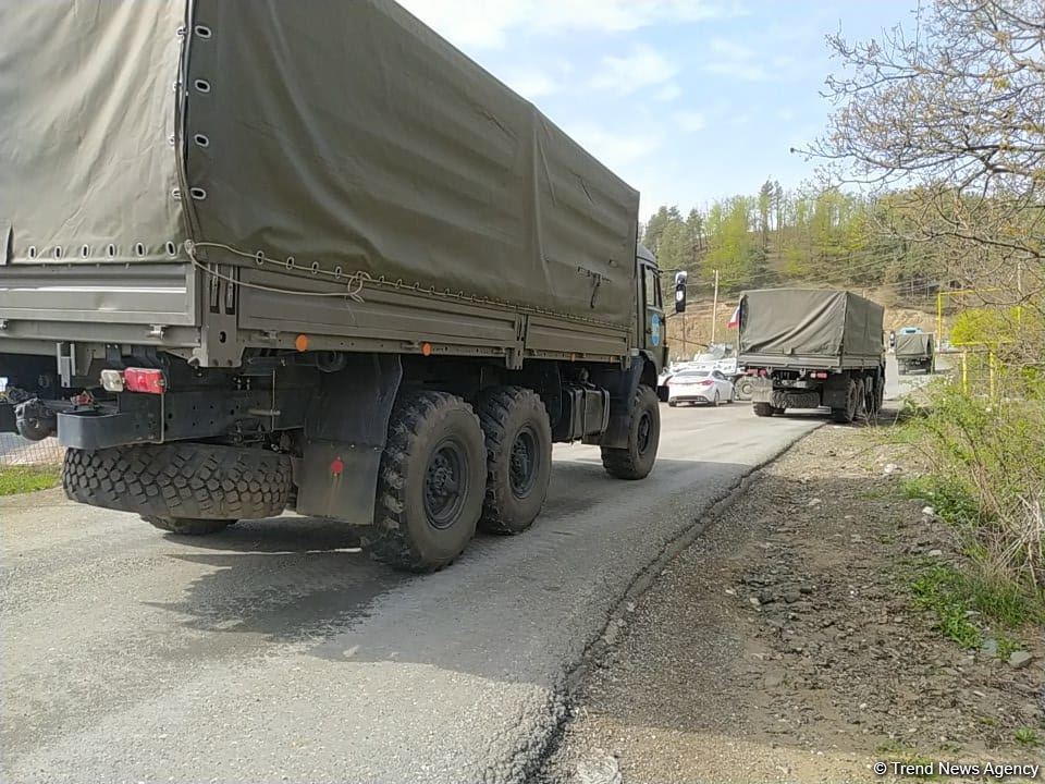 Russian peacekeepers' convoy moves freely along Azerbaijani Lachin-Khankendi road (PHOTO)