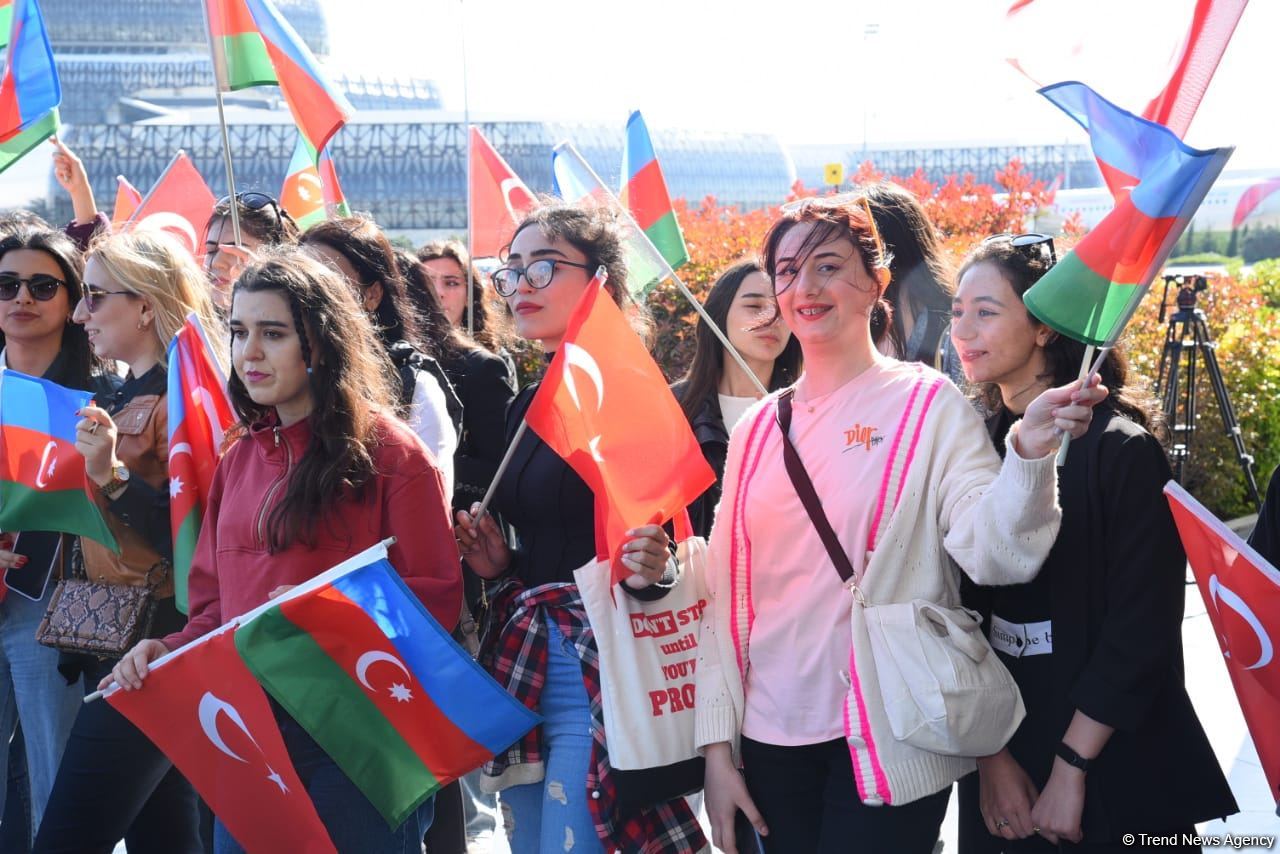 Turkish athletes who won 2023 European Weightlifting  Championship in Yerevan arrive in Baku (PHOTO)