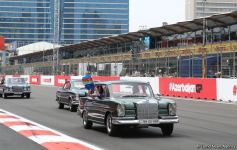 Parade of classic cars held as part of Formula 1 Azerbaijan Grand Prix (PHOTO)
