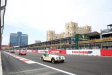 Parade of classic cars held as part of Formula 1 Azerbaijan Grand Prix (PHOTO)
