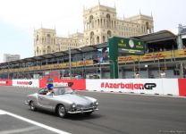 Parade of classic cars held as part of Formula 1 Azerbaijan Grand Prix (PHOTO)