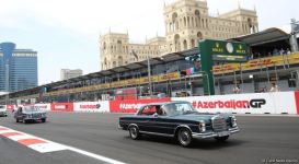 Parade of classic cars held as part of Formula 1 Azerbaijan Grand Prix (PHOTO)