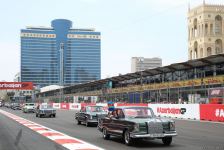 Parade of classic cars held as part of Formula 1 Azerbaijan Grand Prix (PHOTO)