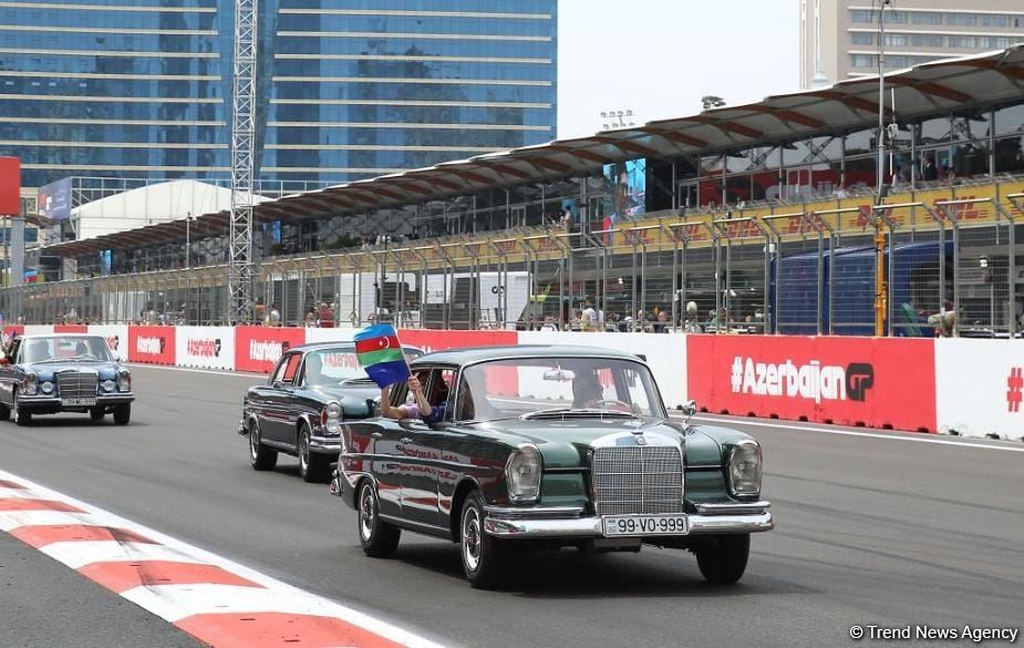 Parade of classic cars held as part of Formula 1 Azerbaijan Grand Prix (PHOTO)