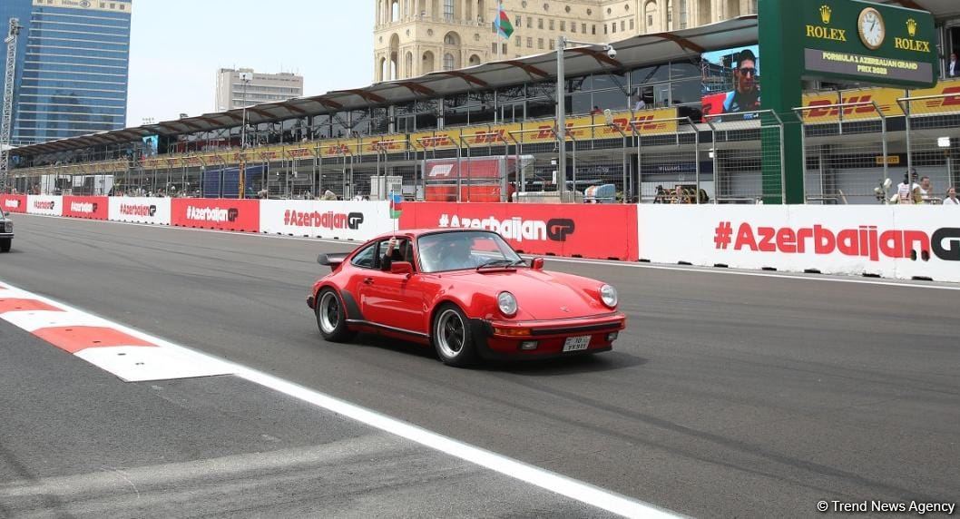 Parade of classic cars held as part of Formula 1 Azerbaijan Grand Prix (PHOTO)