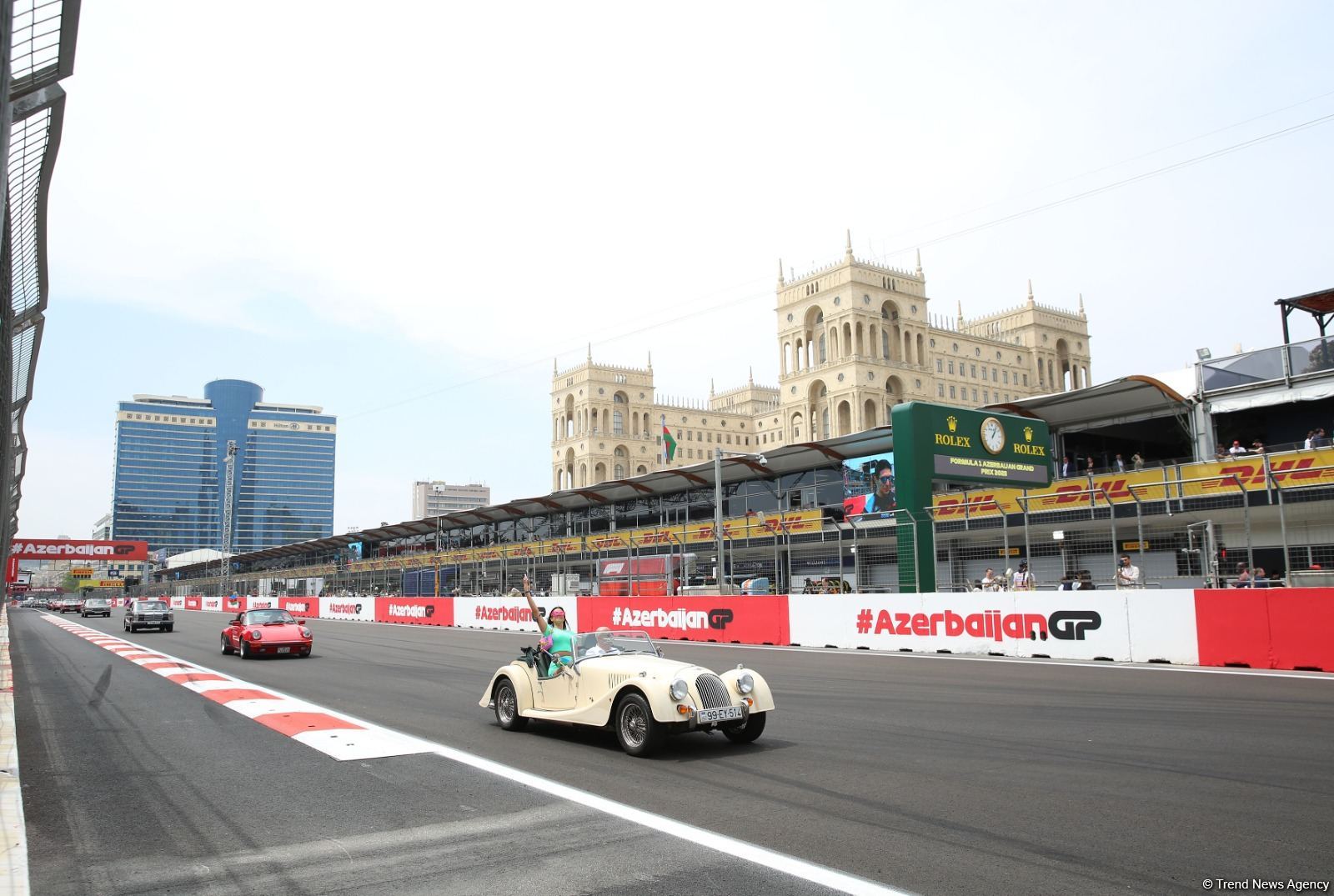 Parade of classic cars held as part of Formula 1 Azerbaijan Grand Prix (PHOTO)