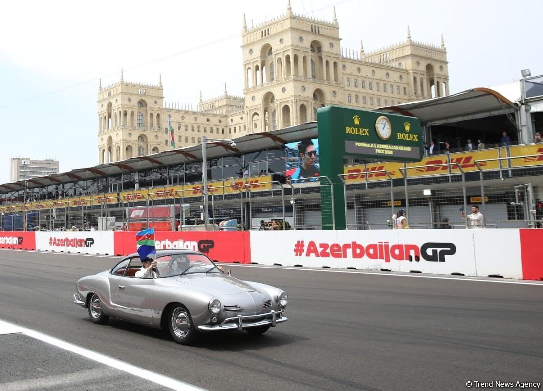 Parade of classic cars held as part of Formula 1 Azerbaijan Grand Prix (PHOTO)