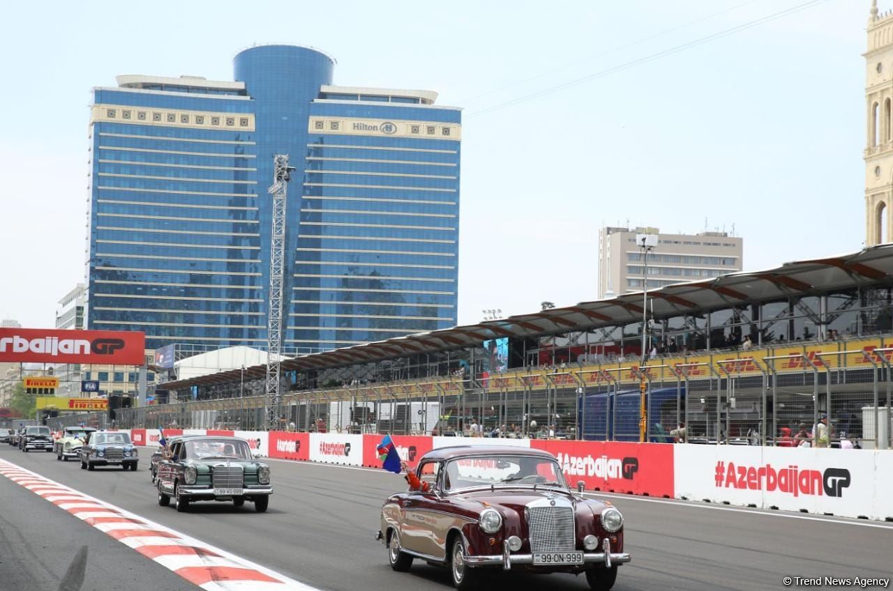 Parade of classic cars held as part of Formula 1 Azerbaijan Grand Prix (PHOTO)