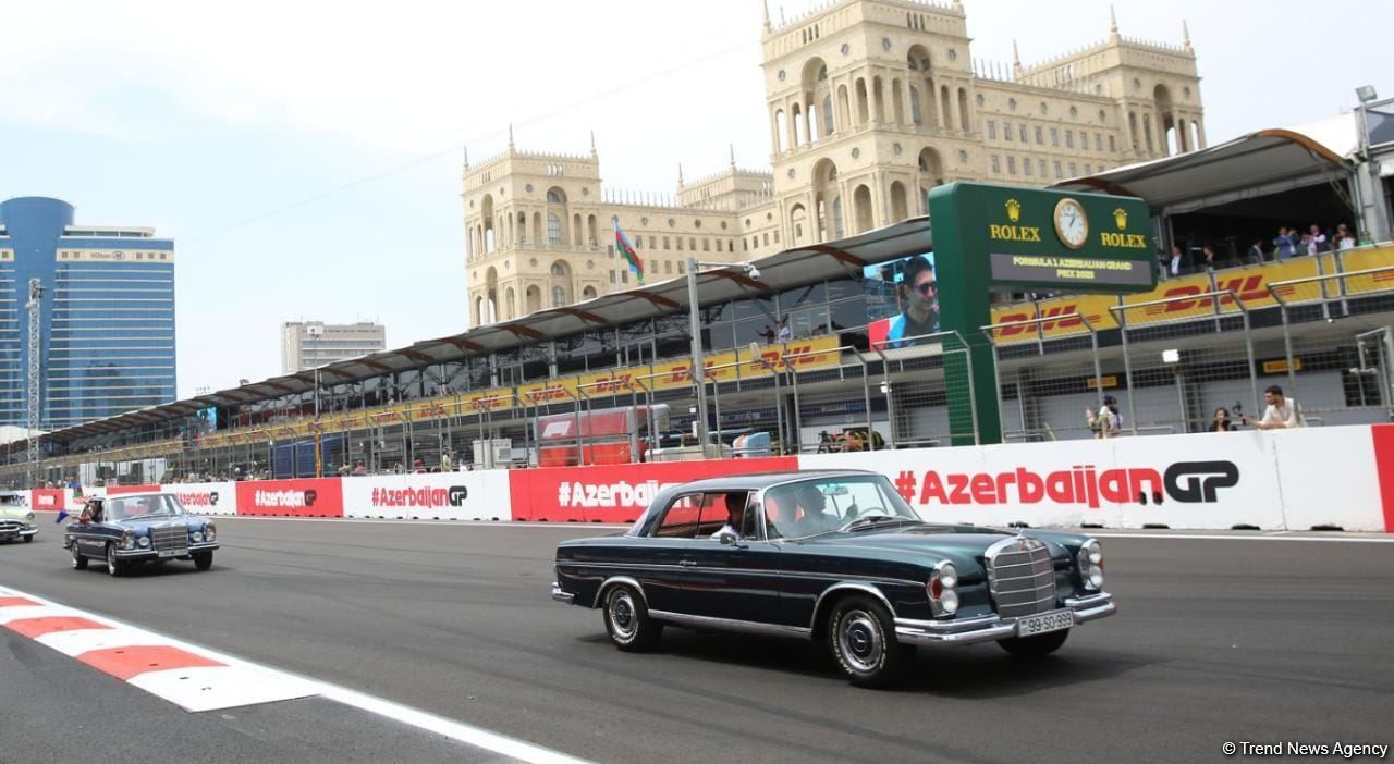 Parade of classic cars held as part of Formula 1 Azerbaijan Grand Prix (PHOTO)