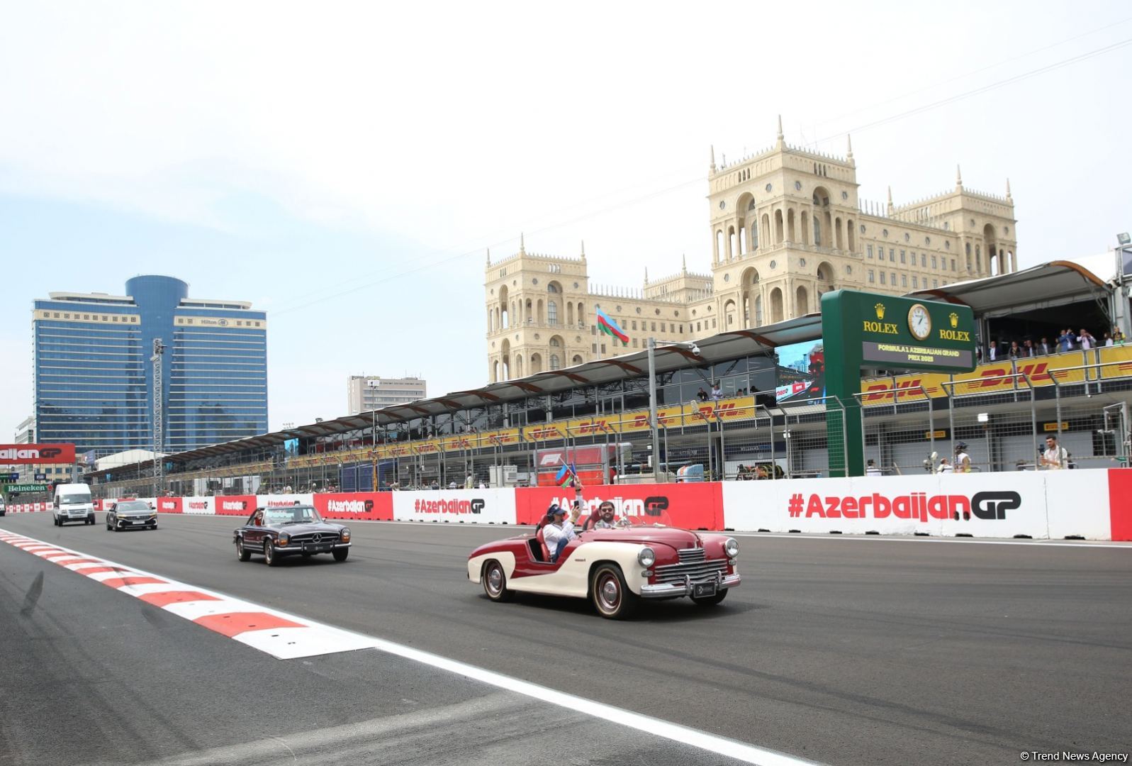 Parade of classic cars held as part of Formula 1 Azerbaijan Grand Prix (PHOTO)