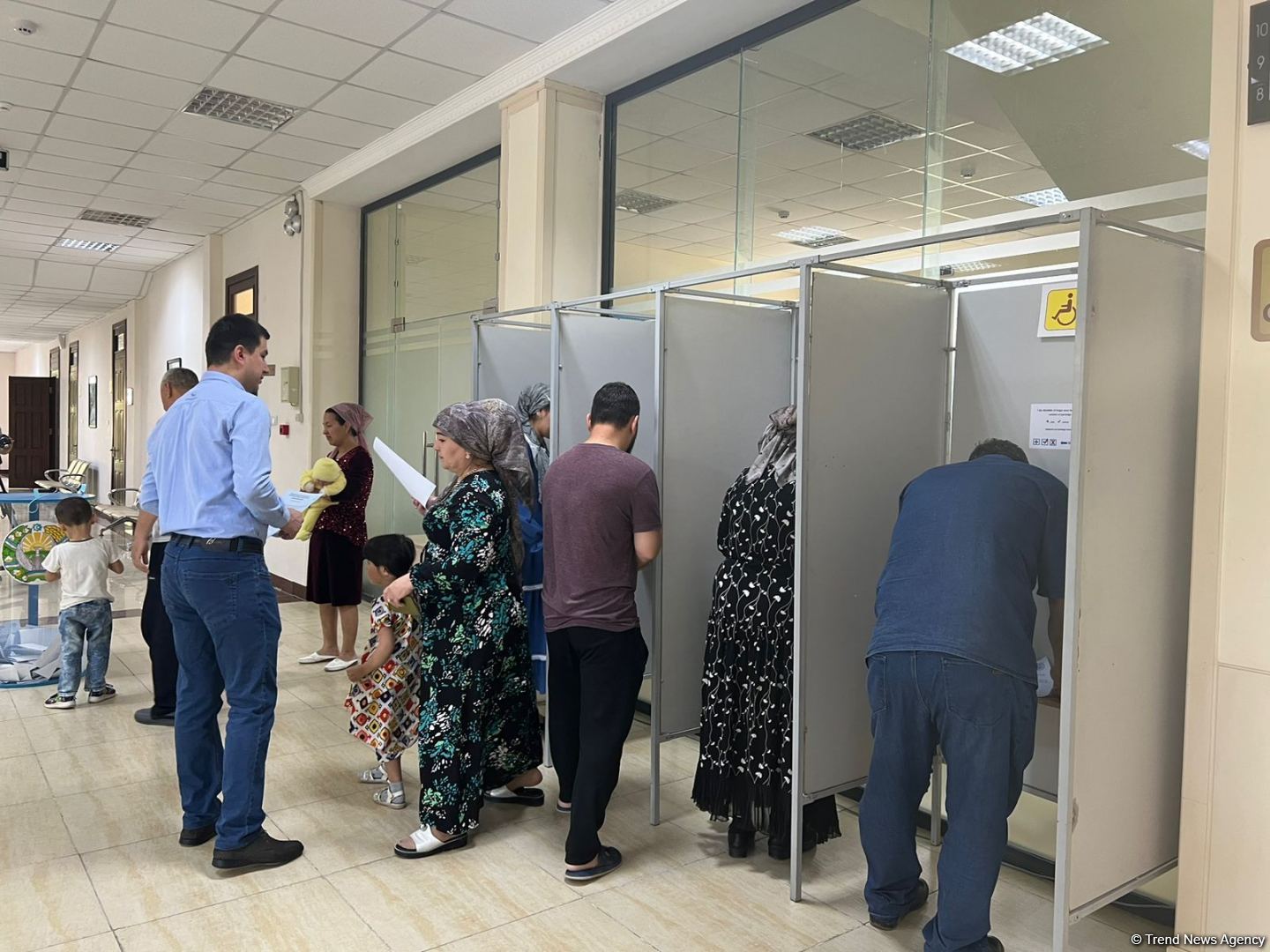 Voters cast ballots in referendum on amendments to Constitution in Uzbekistan’s Urgench (PHOTO)